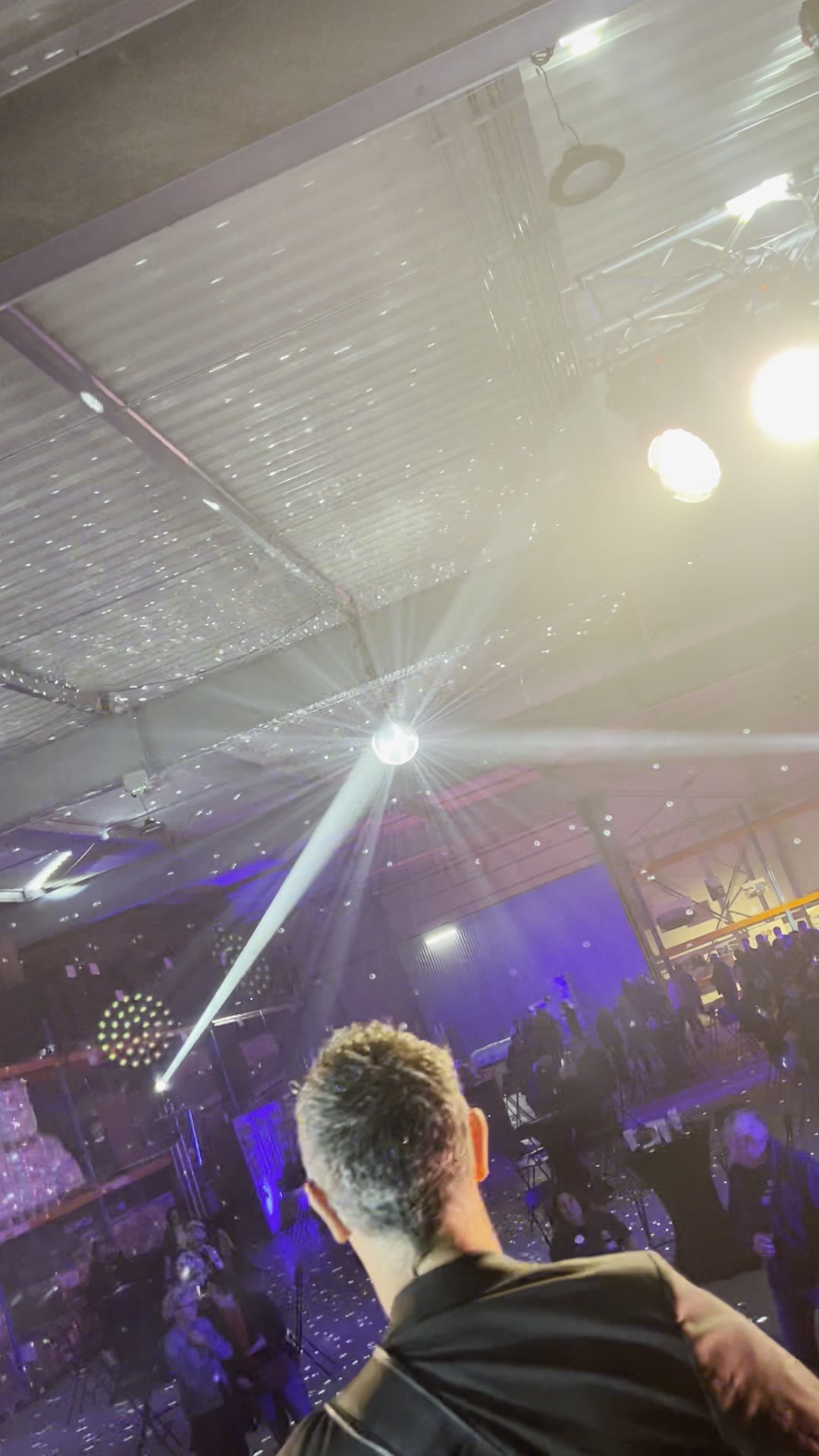 Effets de lumière — faisceaux, boule disco, ambiance soirée