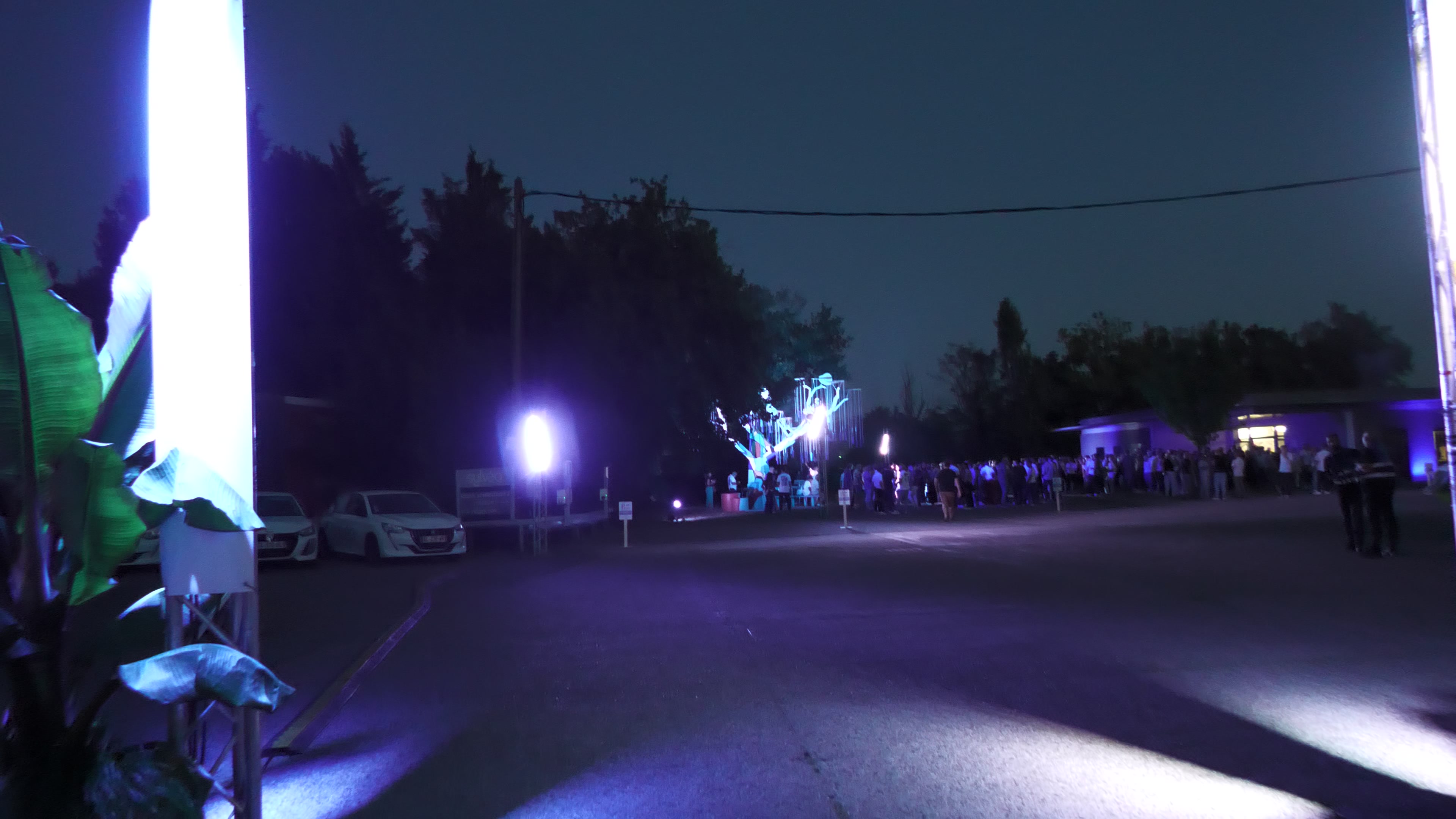 Vue d'ensemble — éclairage LED, structures, public