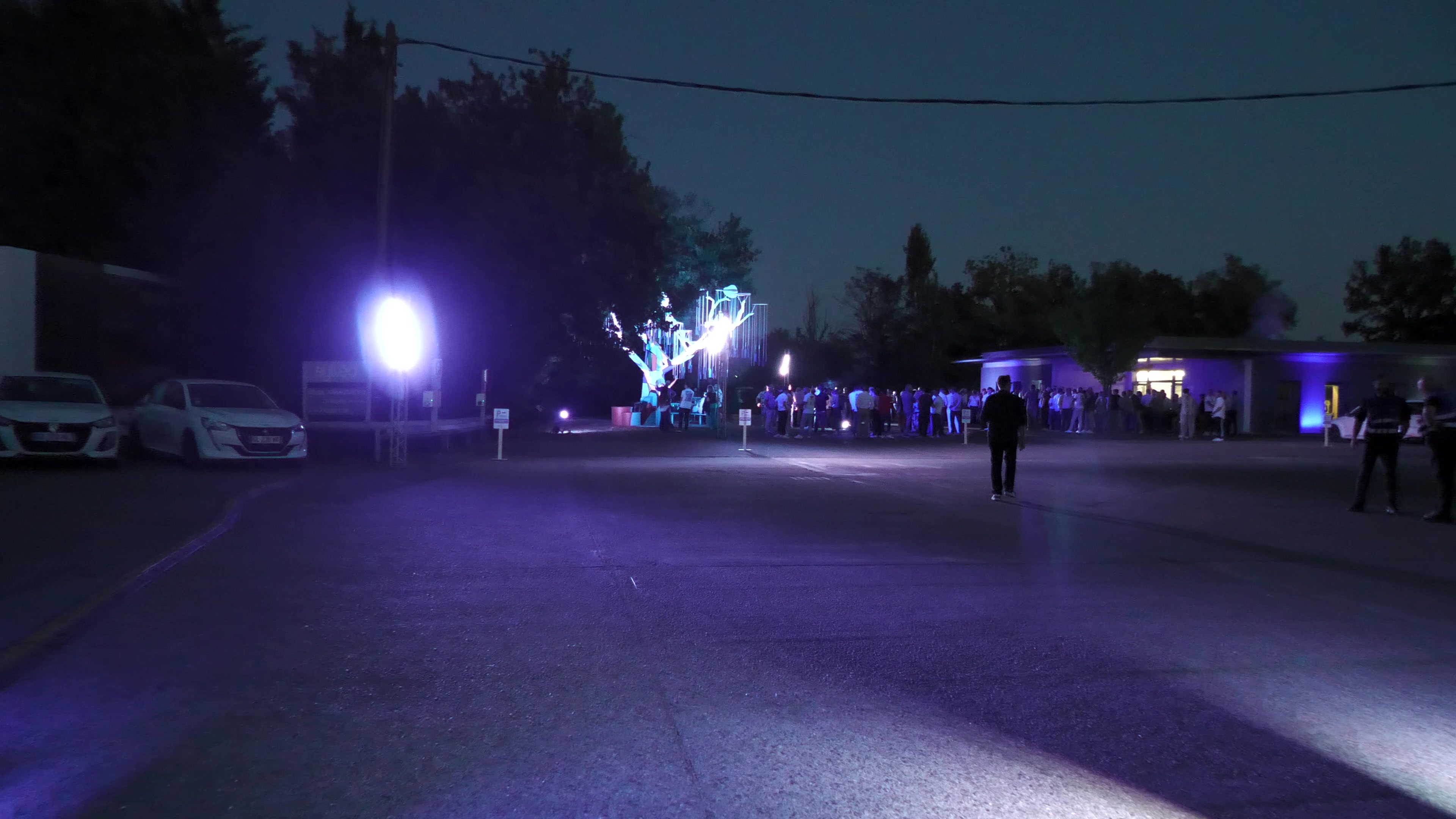 Entrée du site — mise en lumière extérieure, accueil des invités
